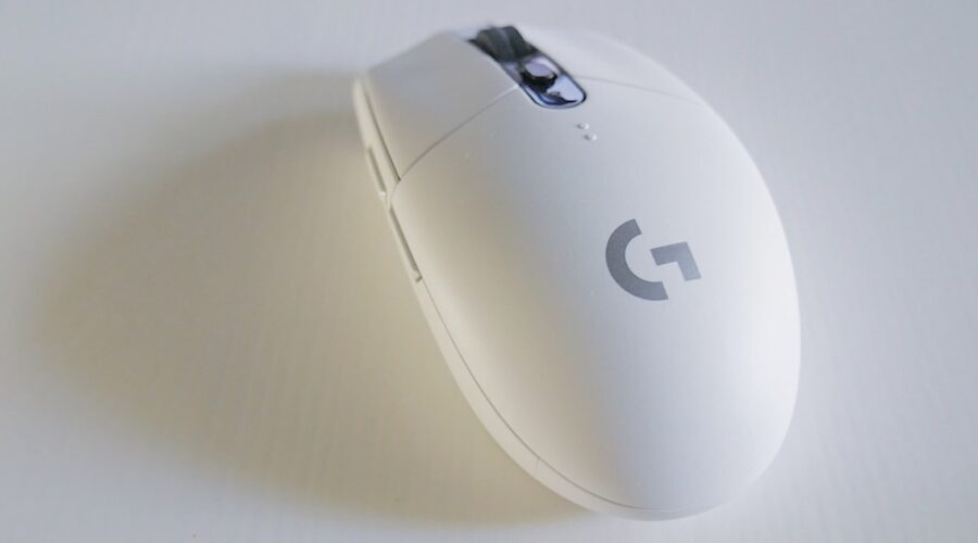 Wireless gaming mouse used in a gaming mouse buying guide for FPS games