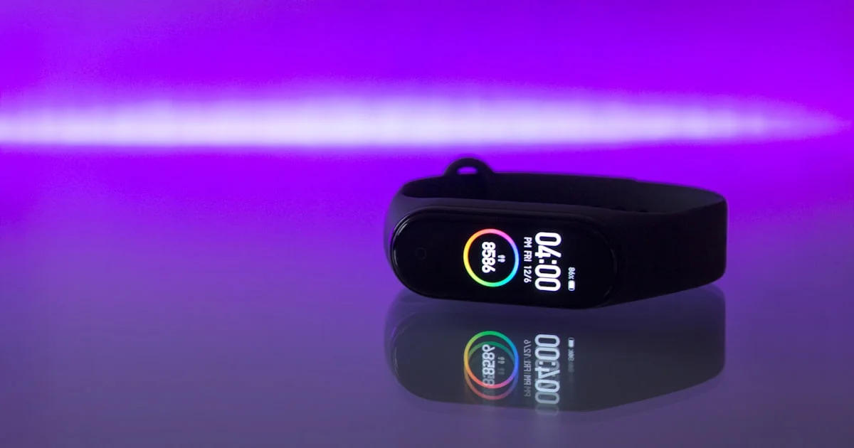 Fitness tracker band displaying step count and time on its screen